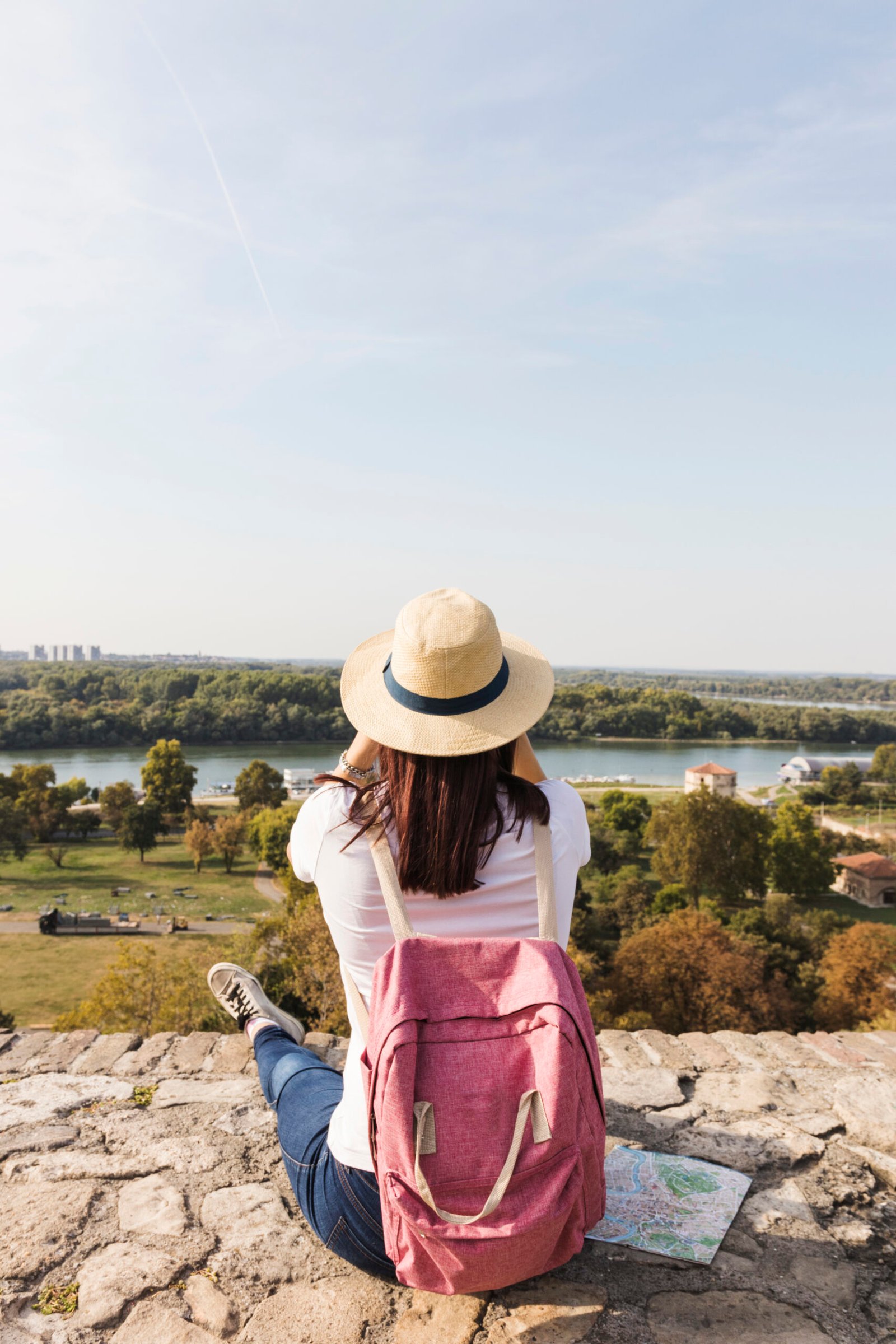Vista trasera de una mujer con mochila contemplando el paisaje