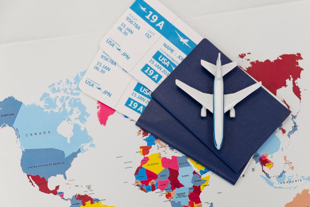 boletos de avión, de fondo un mapa.