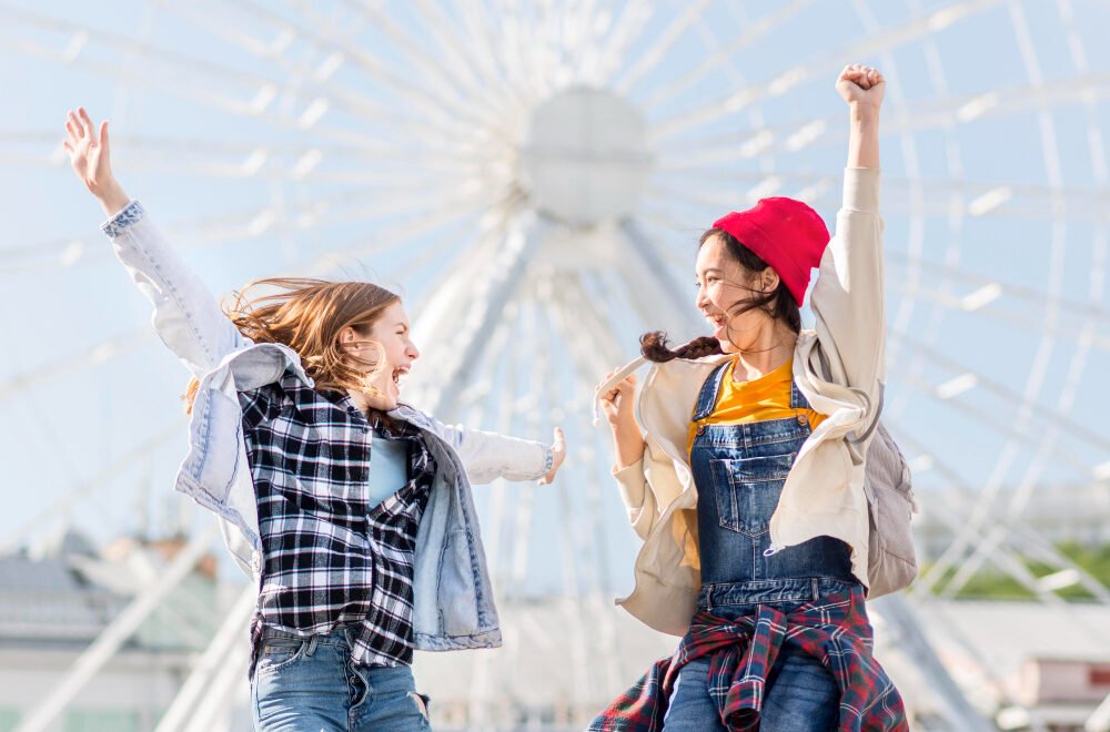 par de chicas brincando de felicidad en disney