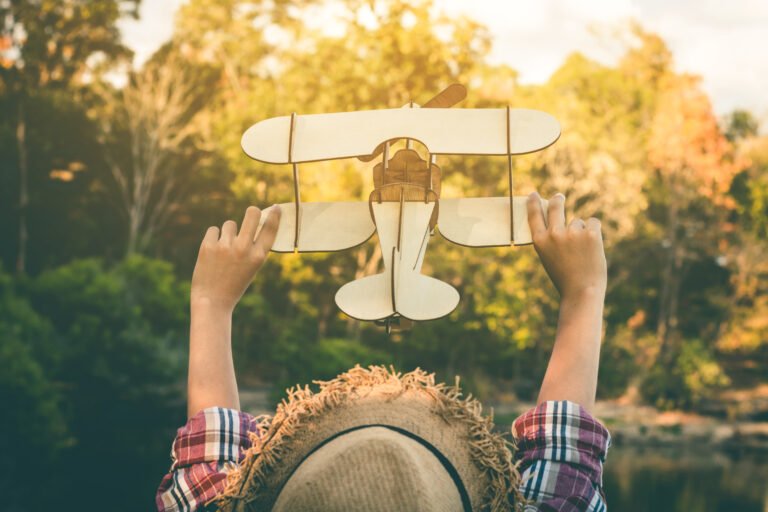 El sueño de una chica que quiere volar por el cielo, en plena naturaleza.