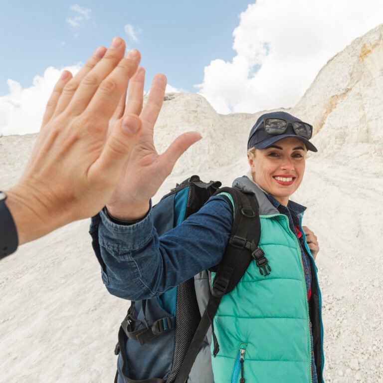 Mujer sonriente chocando la mano con su pareja